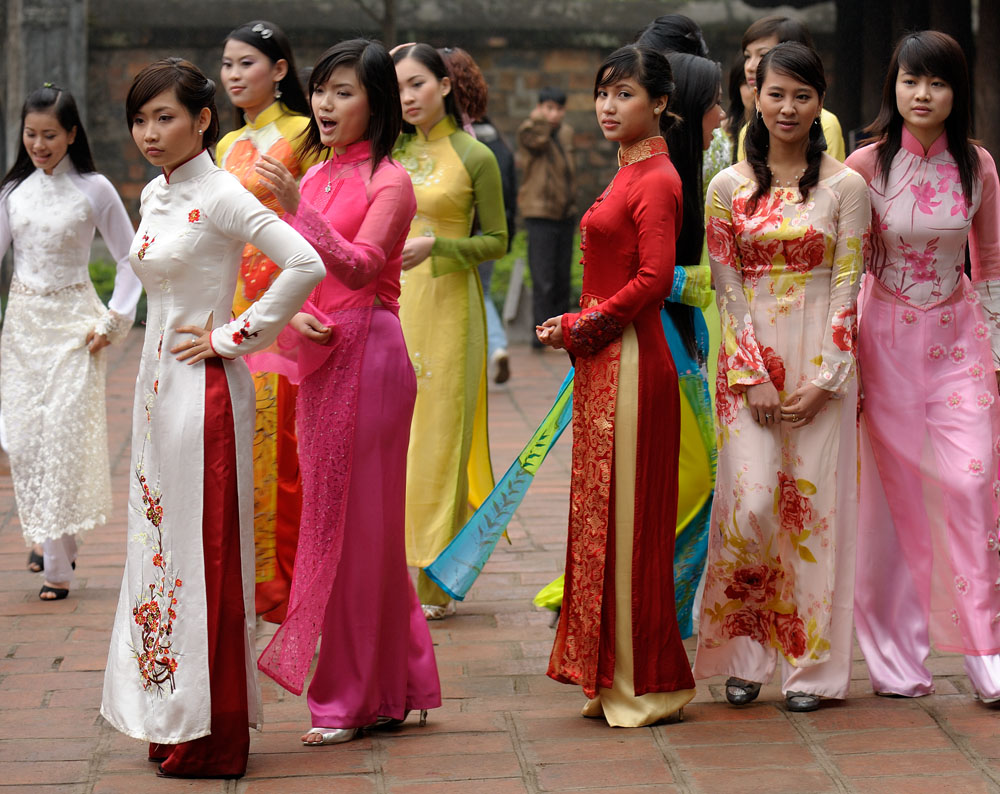What are some customs common to Vietnamese women?